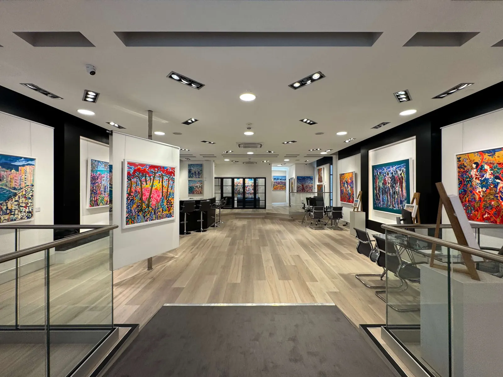 Interno di una galleria Clarendon Fine Art